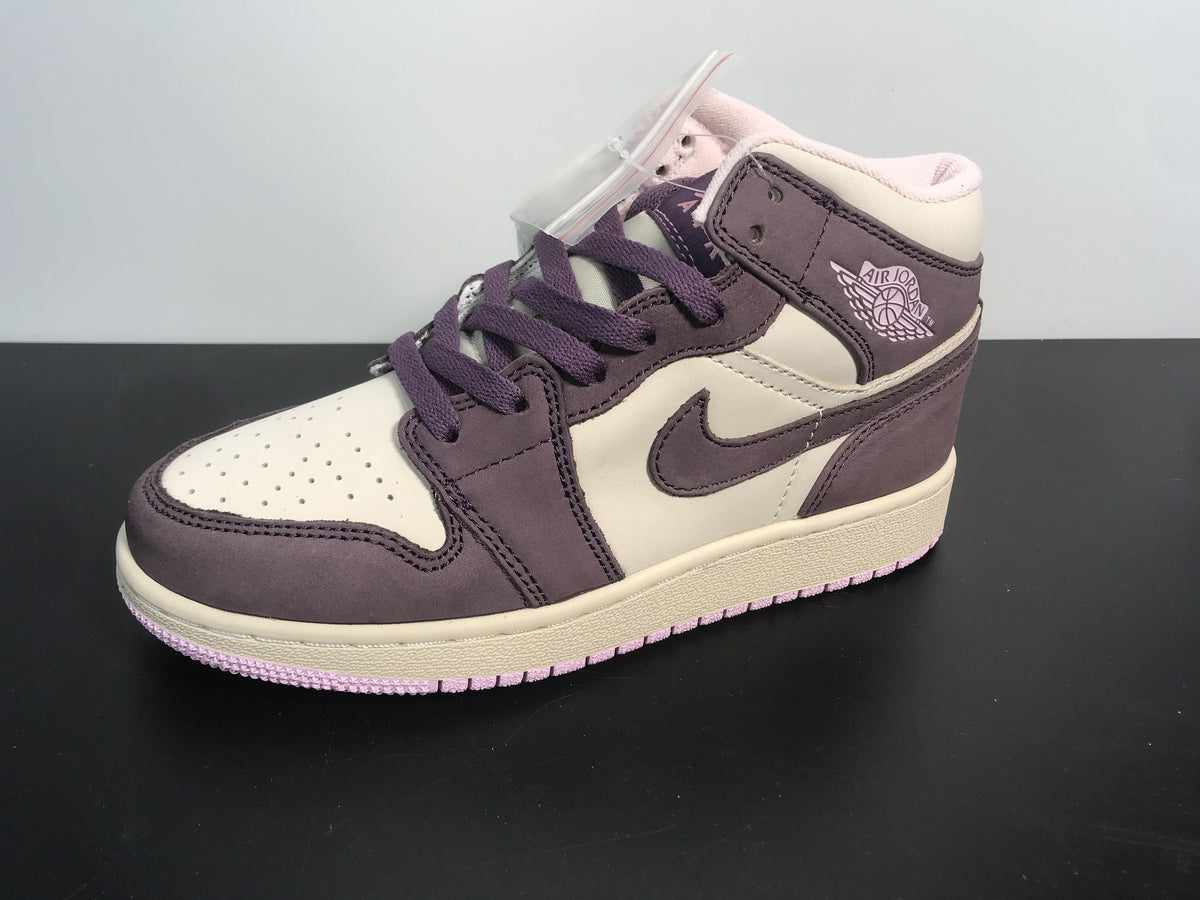 Air Jordan 1 Retro Mid 'Pro Purple' - Angle View 3