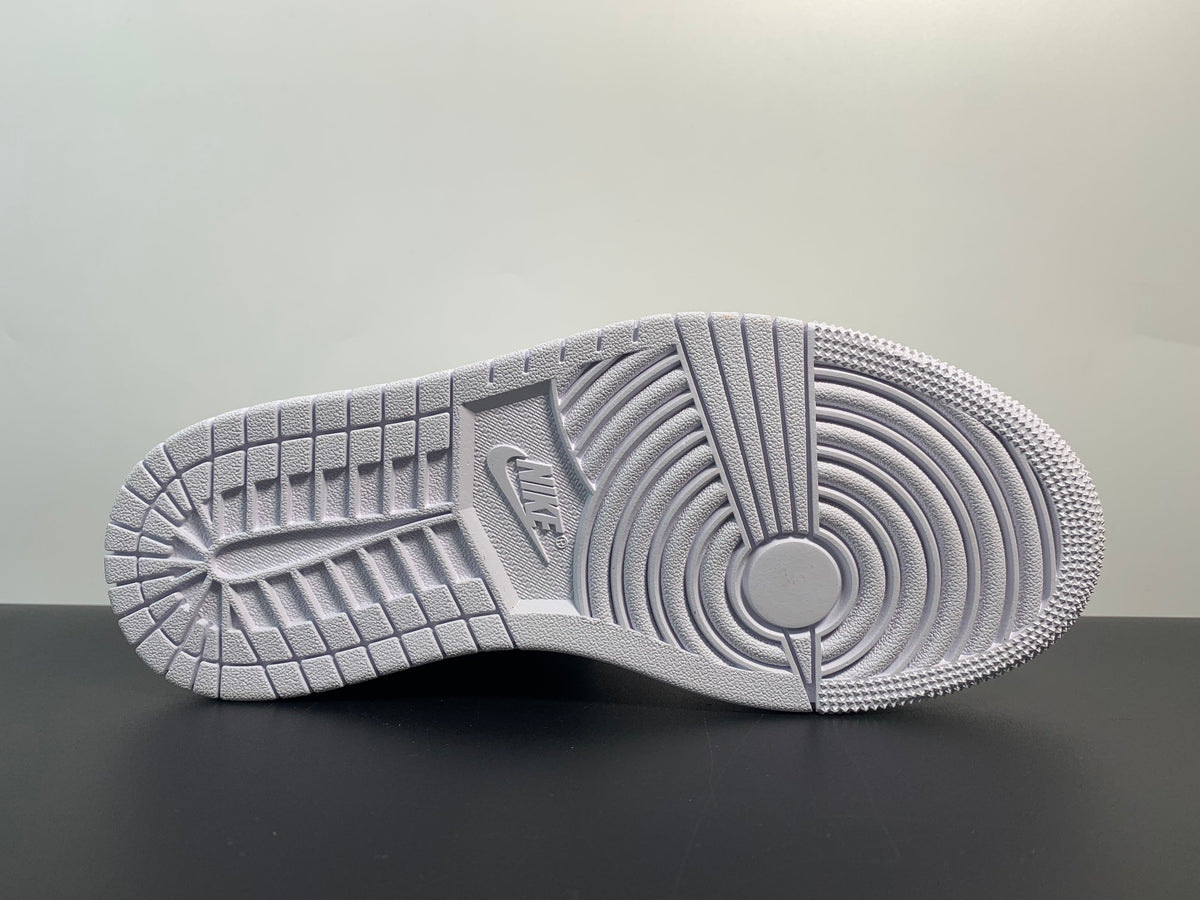 Air Jordan 1 Low Shadow - Angle View 5