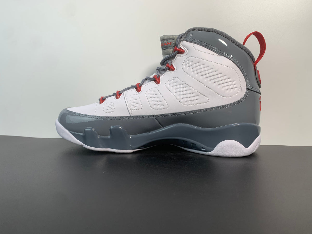 Air Jordan 9“Fire Red” - Angle View 2