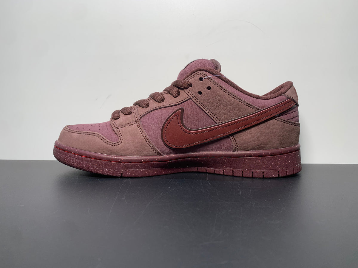 Nike SB Dunk Valentine’s Day - View 2