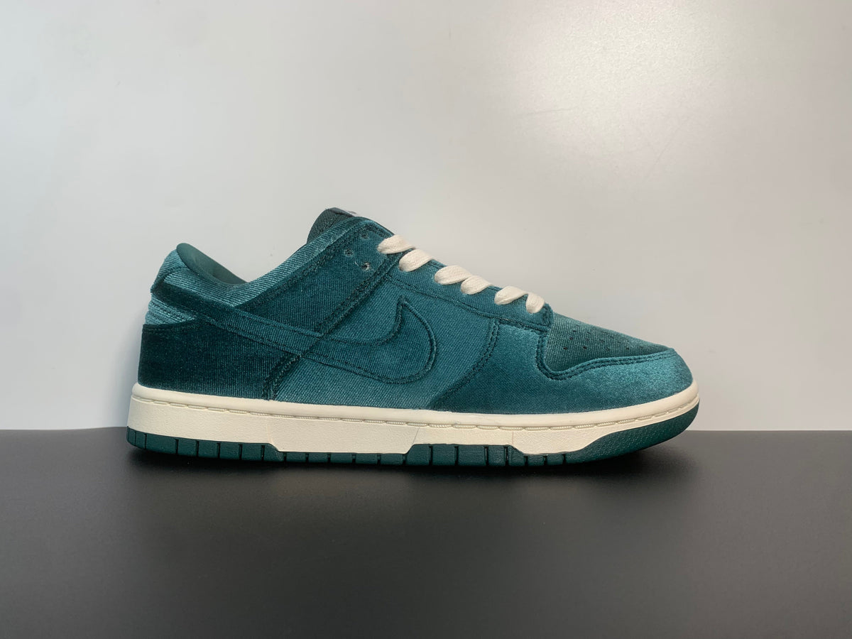 Wmns Nike Dunk Low 'Green Velvet' DZ5224-300 - View 3