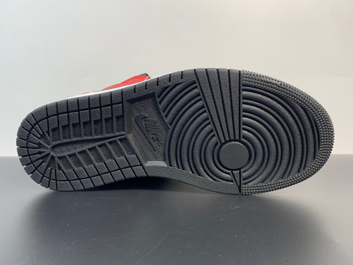 Nike Air Jordan 1 Mid Chicago - Black Toe 554724-069 - Angle View 7