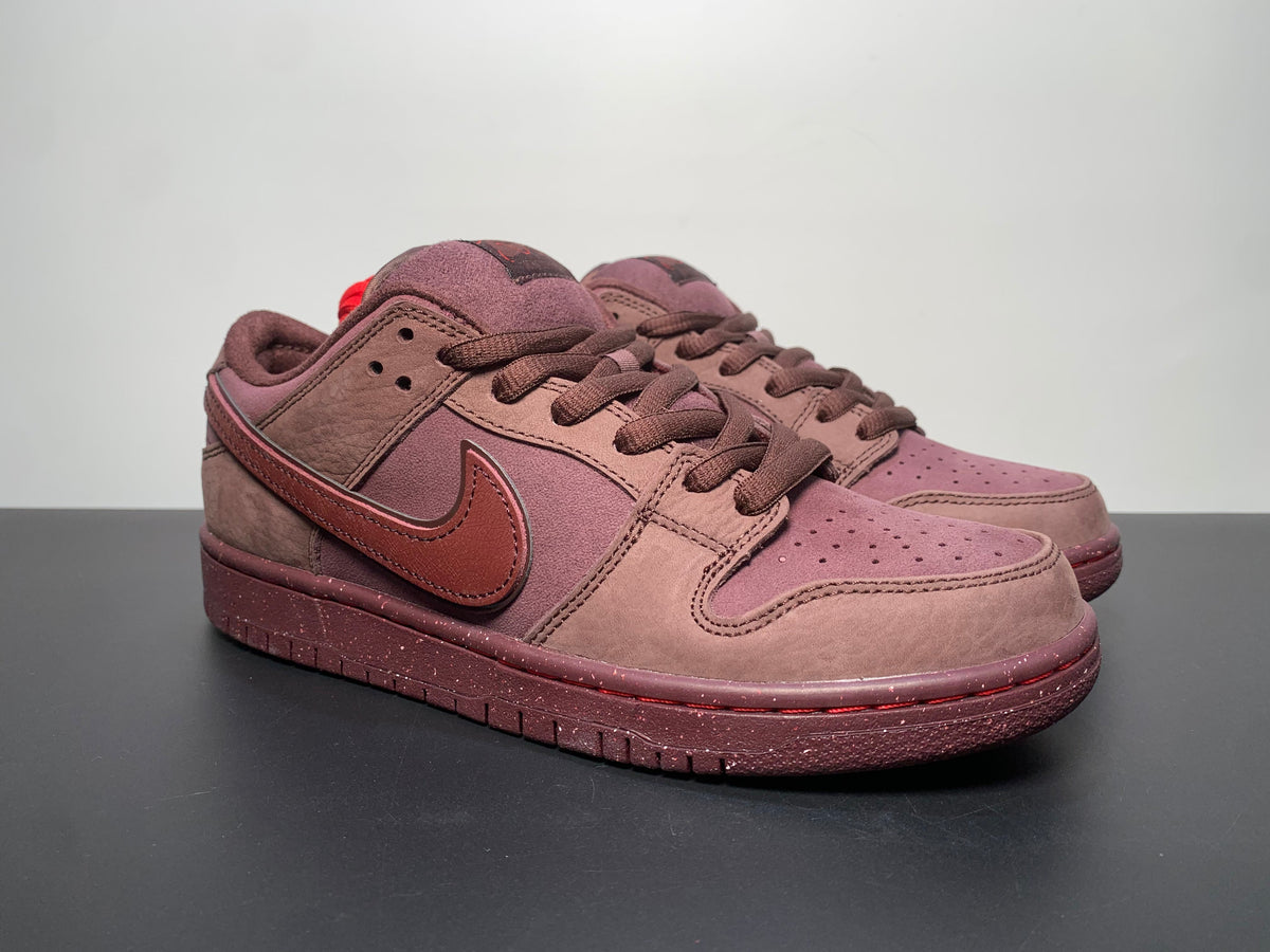 Nike SB Dunk Valentine’s Day - View 4