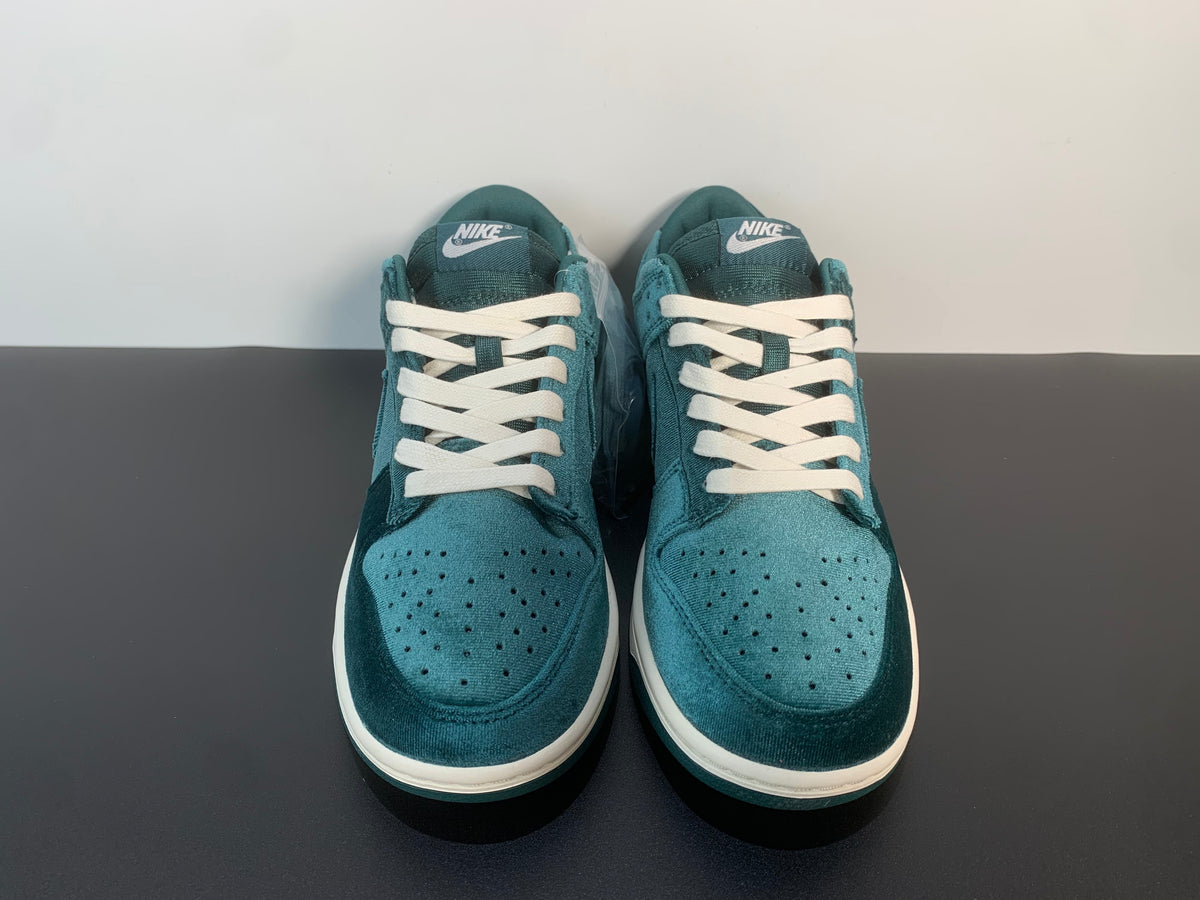 Wmns Nike Dunk Low 'Green Velvet' DZ5224-300 - View 6