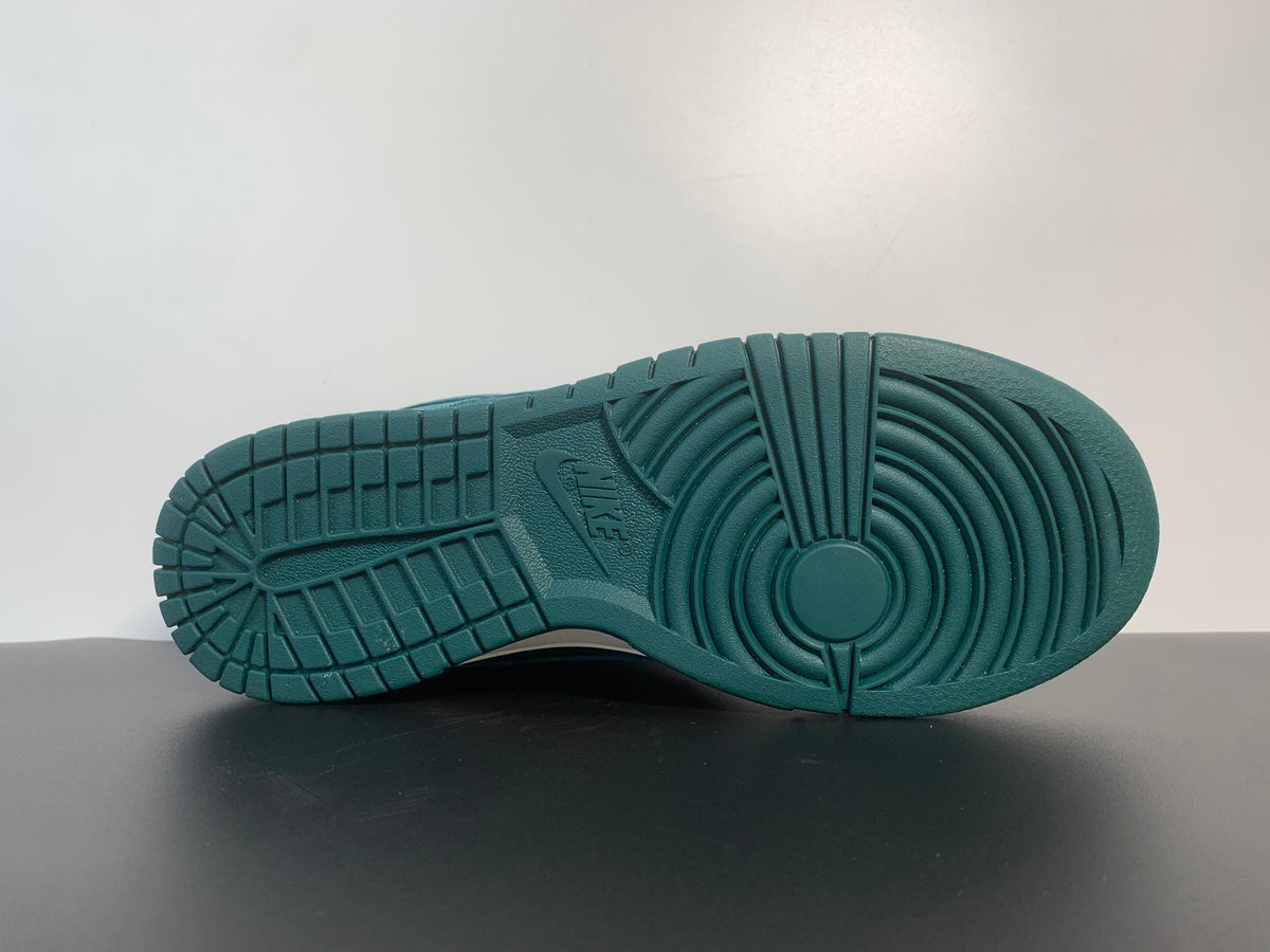 Wmns Nike Dunk Low 'Green Velvet' DZ5224-300 - View 12