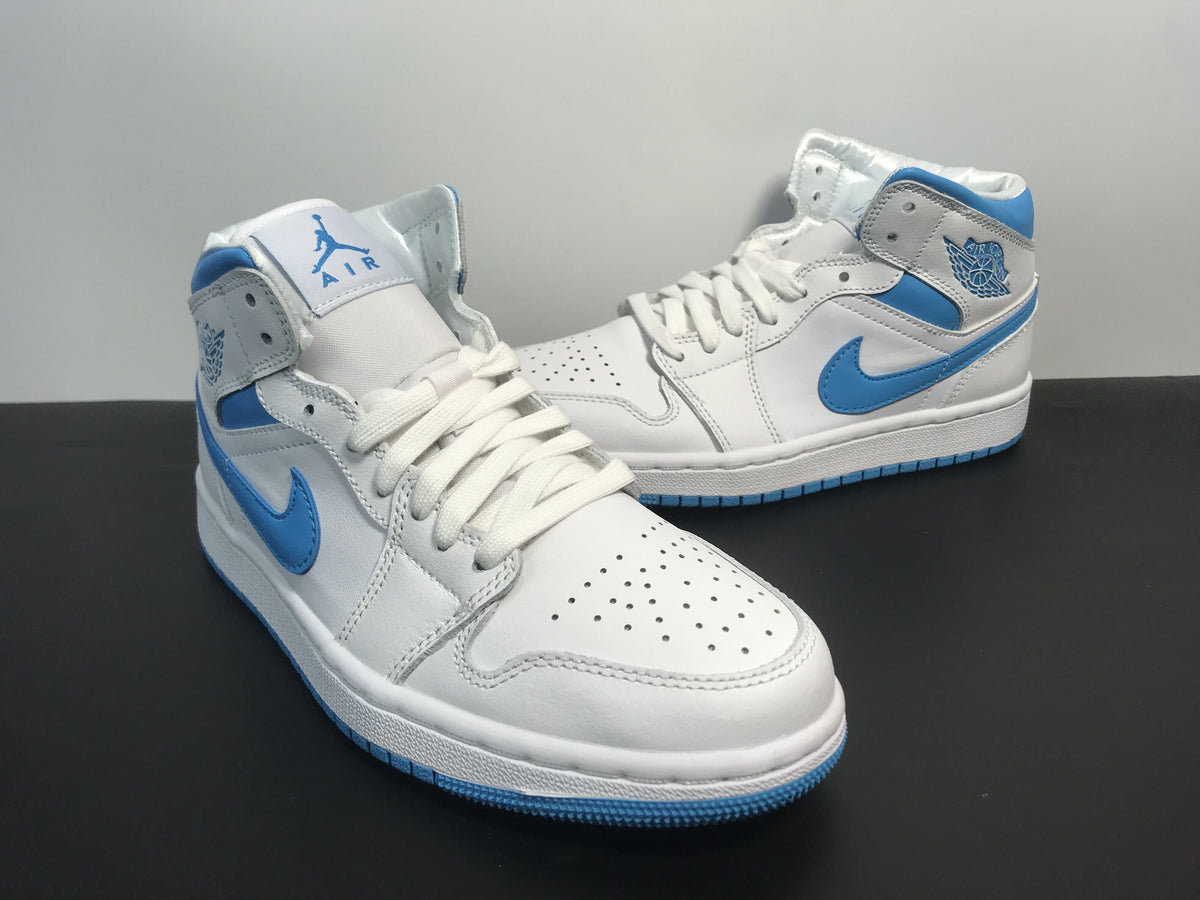 Air Jordan 1 Mid UNC - Angle View 4