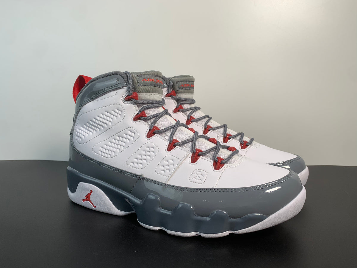 Air Jordan 9“Fire Red” - Angle View 3