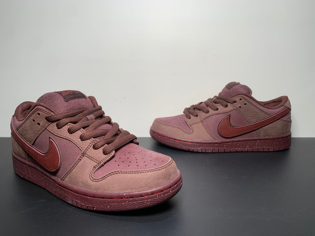 Nike SB Dunk Valentine’s Day - View 3