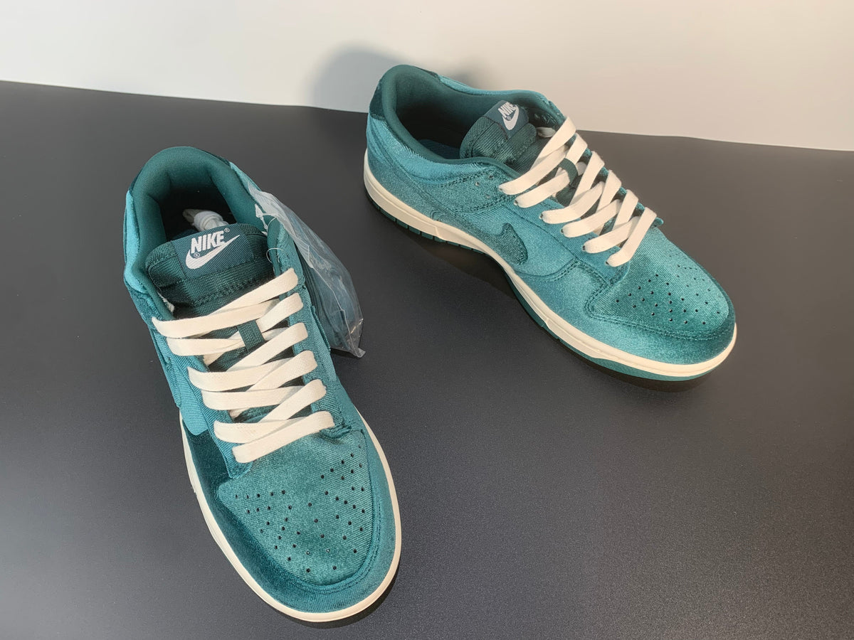 Wmns Nike Dunk Low 'Green Velvet' DZ5224-300 - View 9