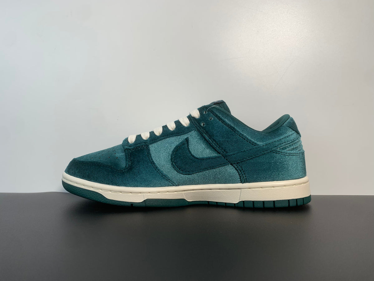Wmns Nike Dunk Low 'Green Velvet' DZ5224-300 - View 4